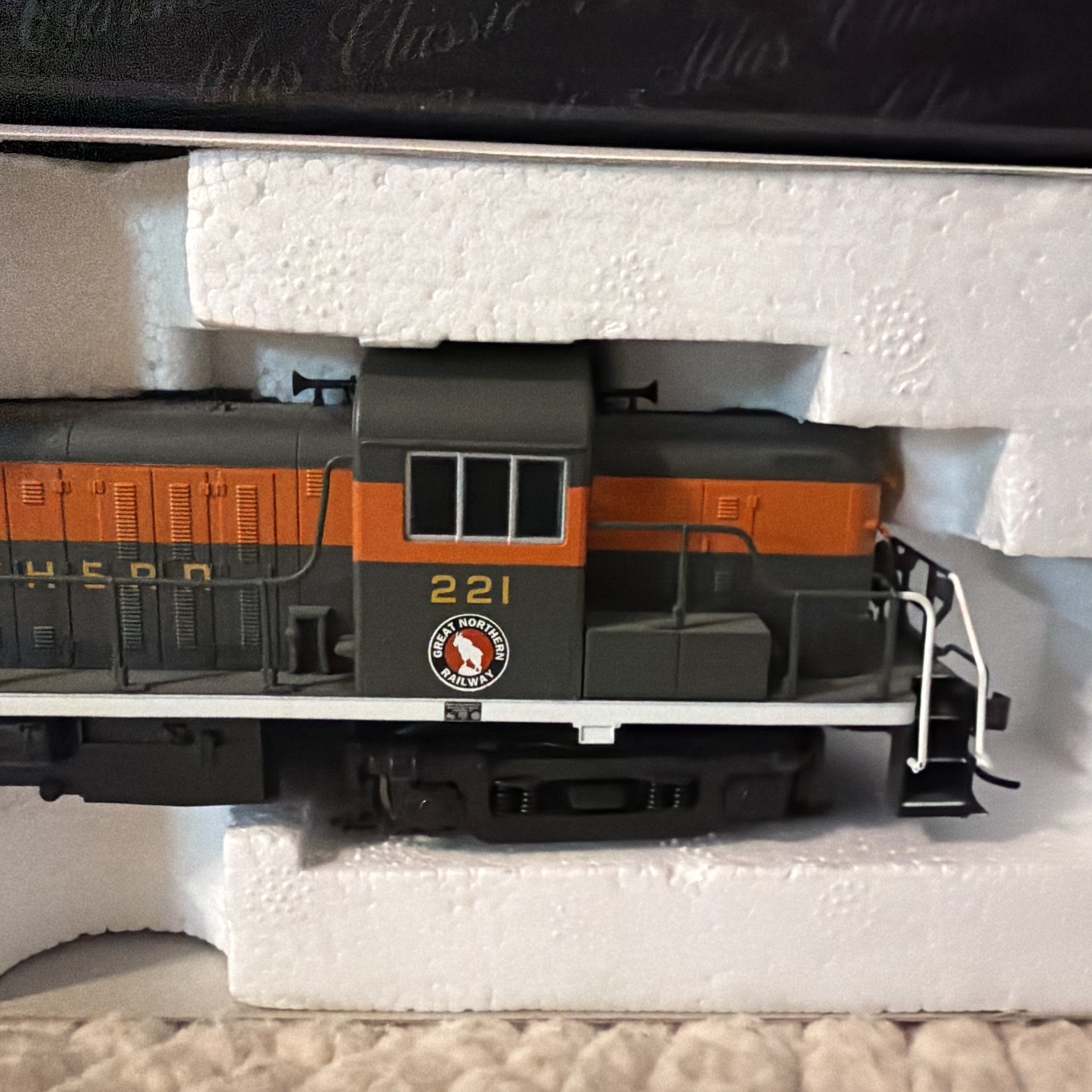 Atlas Classic 8343 ALCO RS-3 Great Northern Diesel Locomotive 221 – HO Scale
