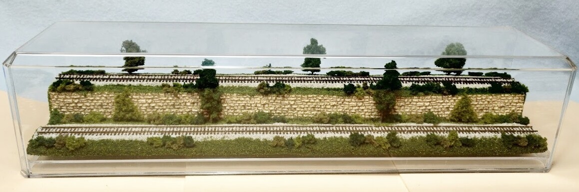 Z SCALE 16″ 2-LEVEL TRACK -SUMMER SCENE-DISPLAY CASE-FOR ANY Z TRAIN