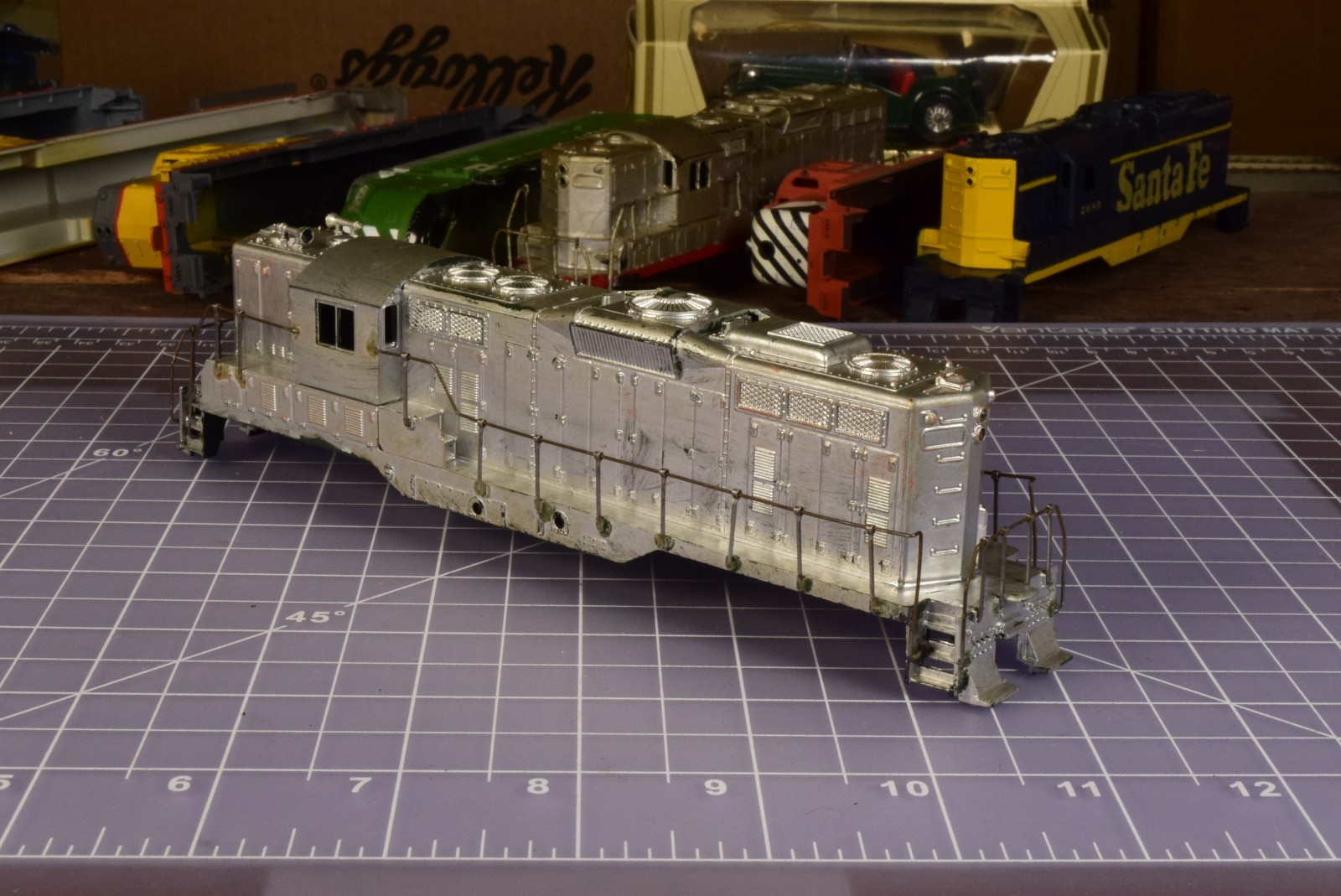 HO SHELL GP9, no rail line or cab number, painted with railings/horns SH5
