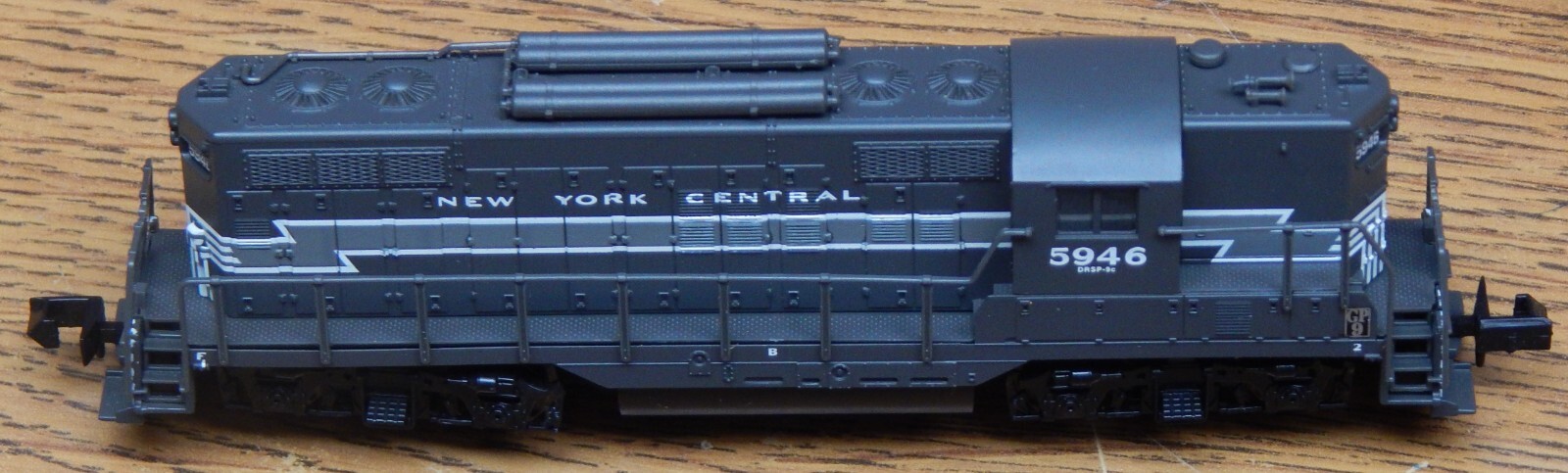 ATLAS 48413 NEW YORK CENTRAL GP-9 TT DIESEL LOCOMOTIVE USED VERY LITTLE W/BOX N