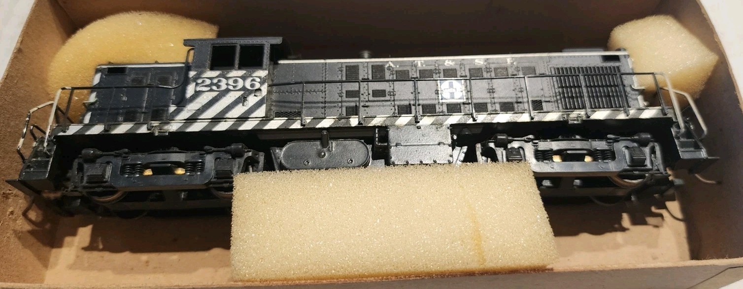 Kato HO Scale RS-1 Diesel Engine AT&SF #2396