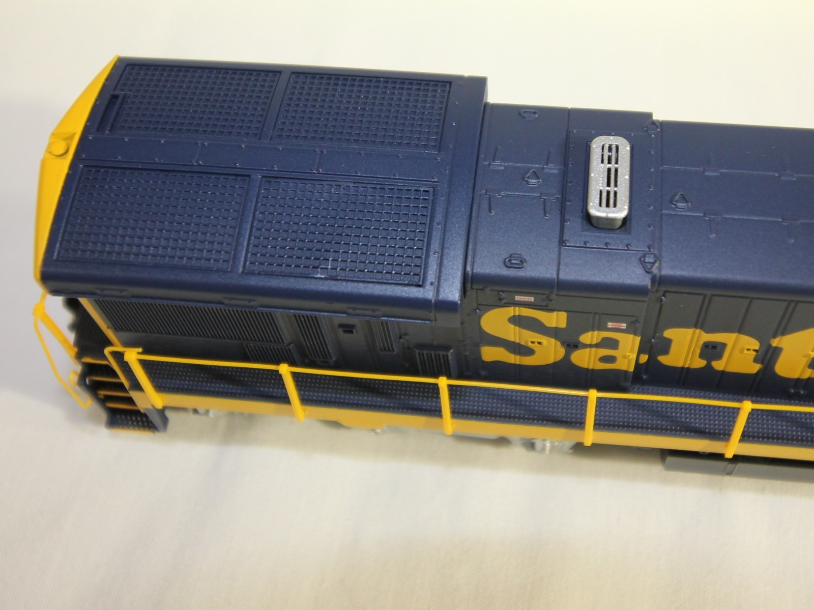 HO BLI Paragon 2 sound DC/DCC GE C30-7 ATSF #8018 Santa Fe classic blue/yellow