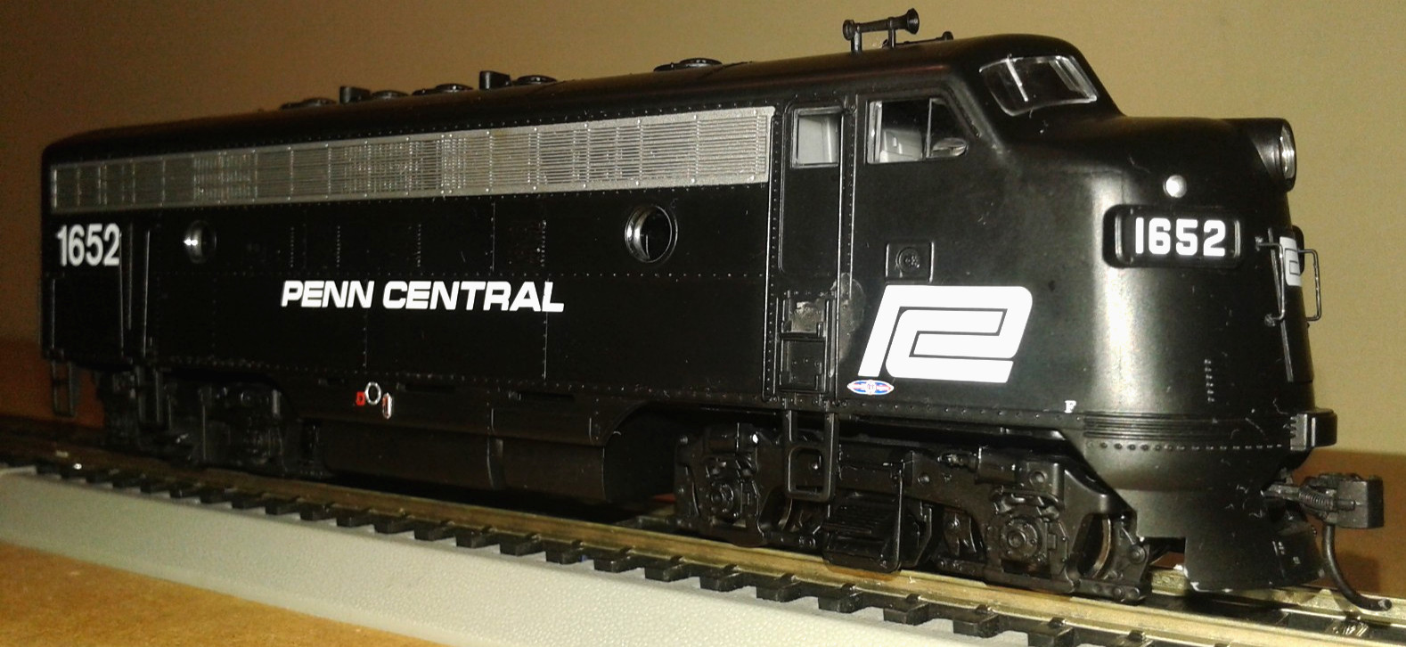 HO SCALE WALTHERS MAINLINE EMD F7A PENN CENTRAL PC #1652 NO BOX PARTS OR REPAIR
