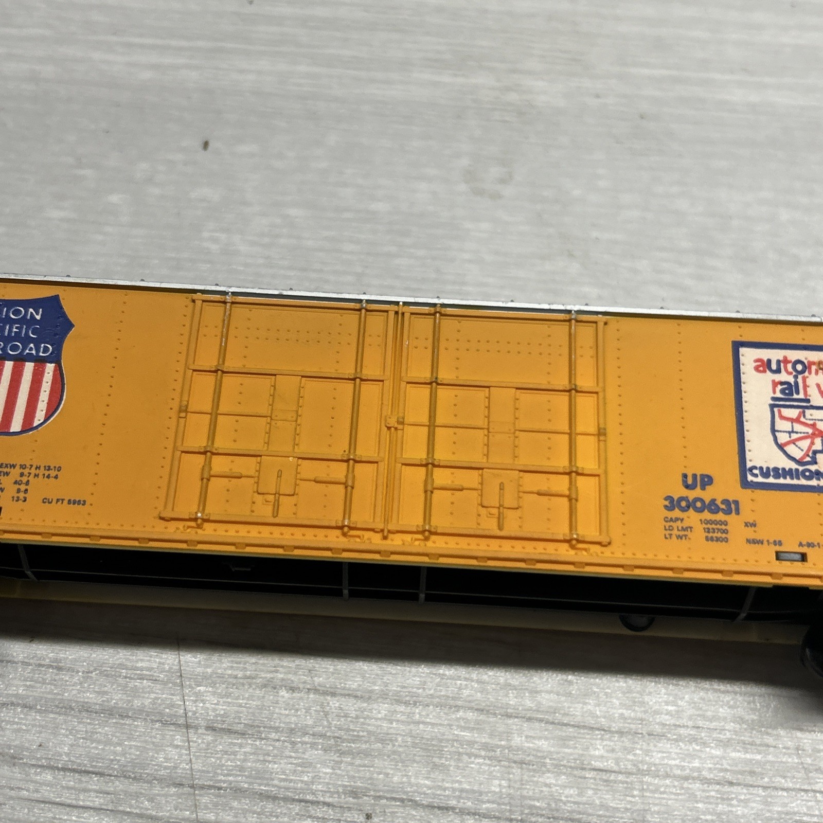 HO Scale Union Pacific Railroad 50′ High Roof Boxcar #300631
