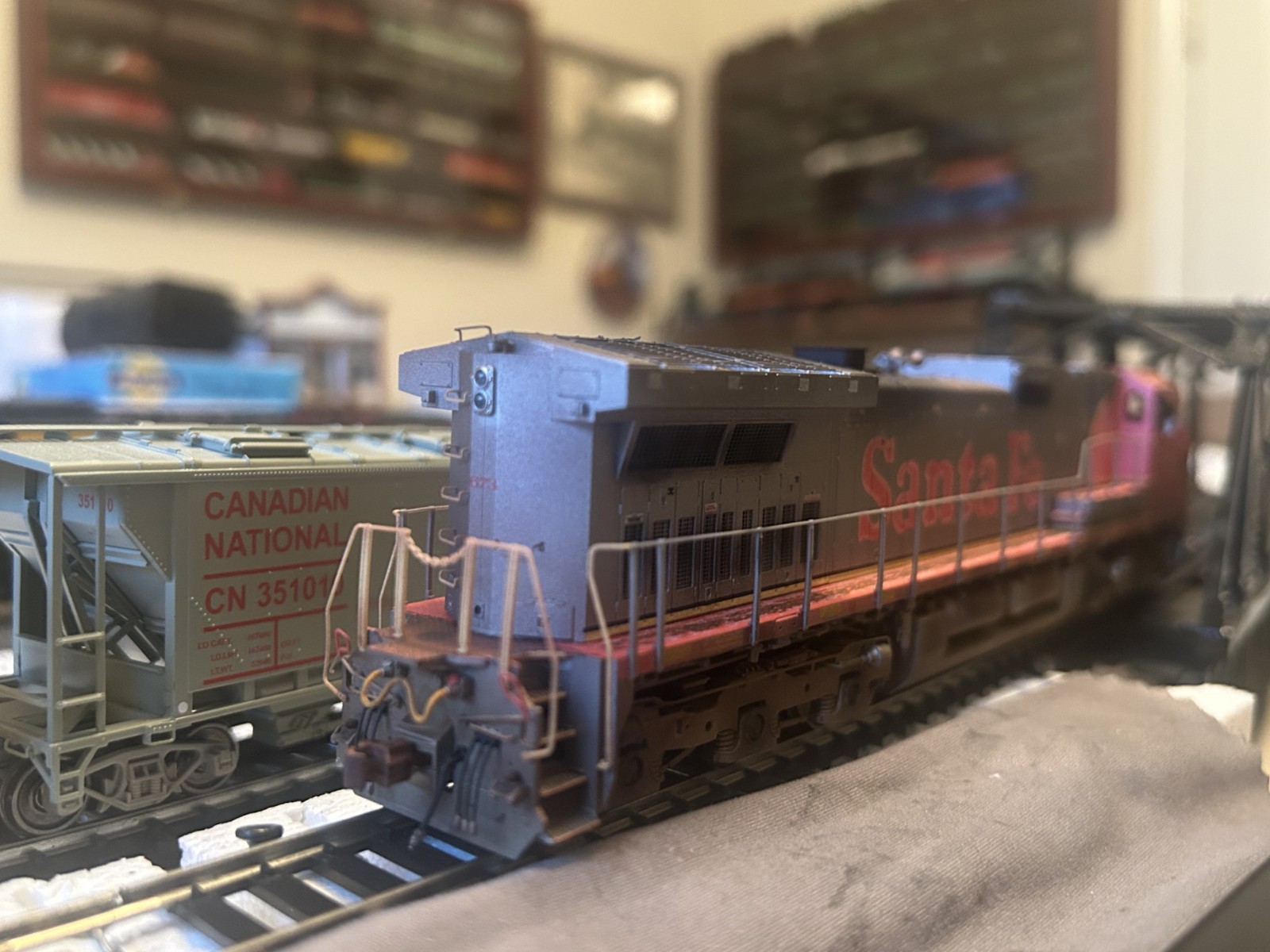 ScaleTrains HO Rivet Counter GE C44-9W BNSF #673 Ex-ATSF Warbonnet DCC Sound