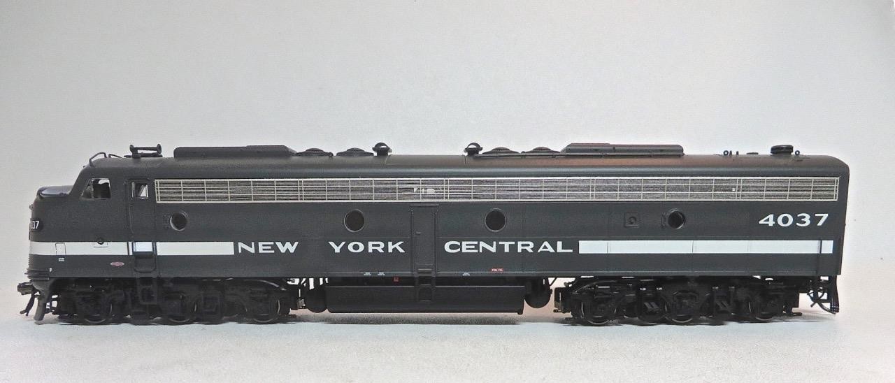 HO Rapido 28027 Penn Central E8A Powered Diesel 4037 DC Silent Version Brand New
