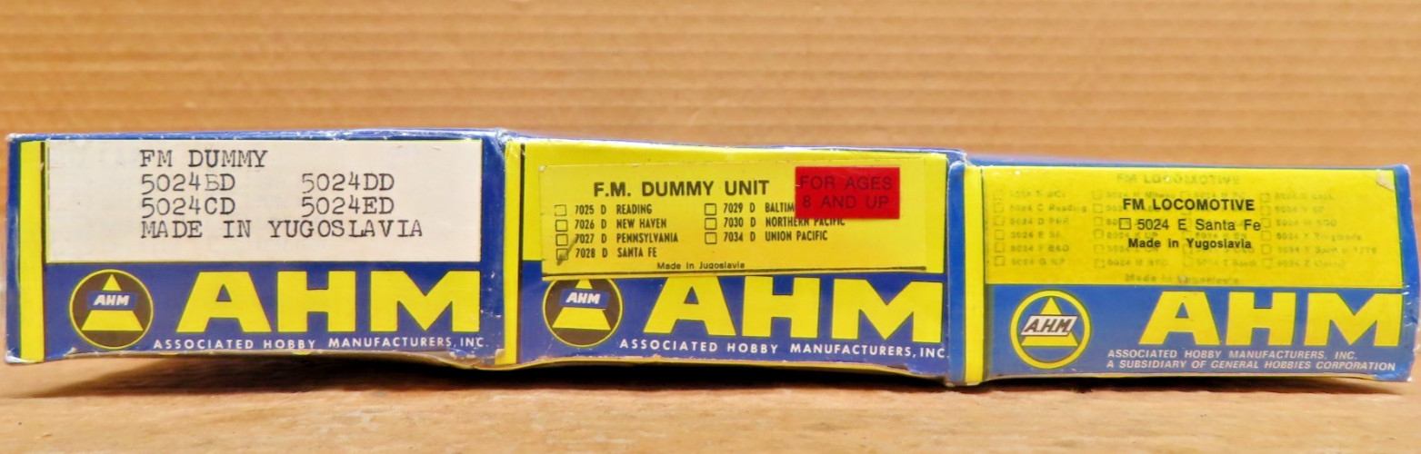 AHM 5028 & 7028 D Sante Fe locomotive 1 powered 2 dummy HO Scale