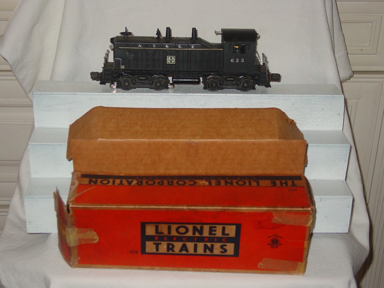 LIONEL POST-WAR 623 A.T. & S.F. DIESEL SWITCHER- BOX & Insert Runs Great