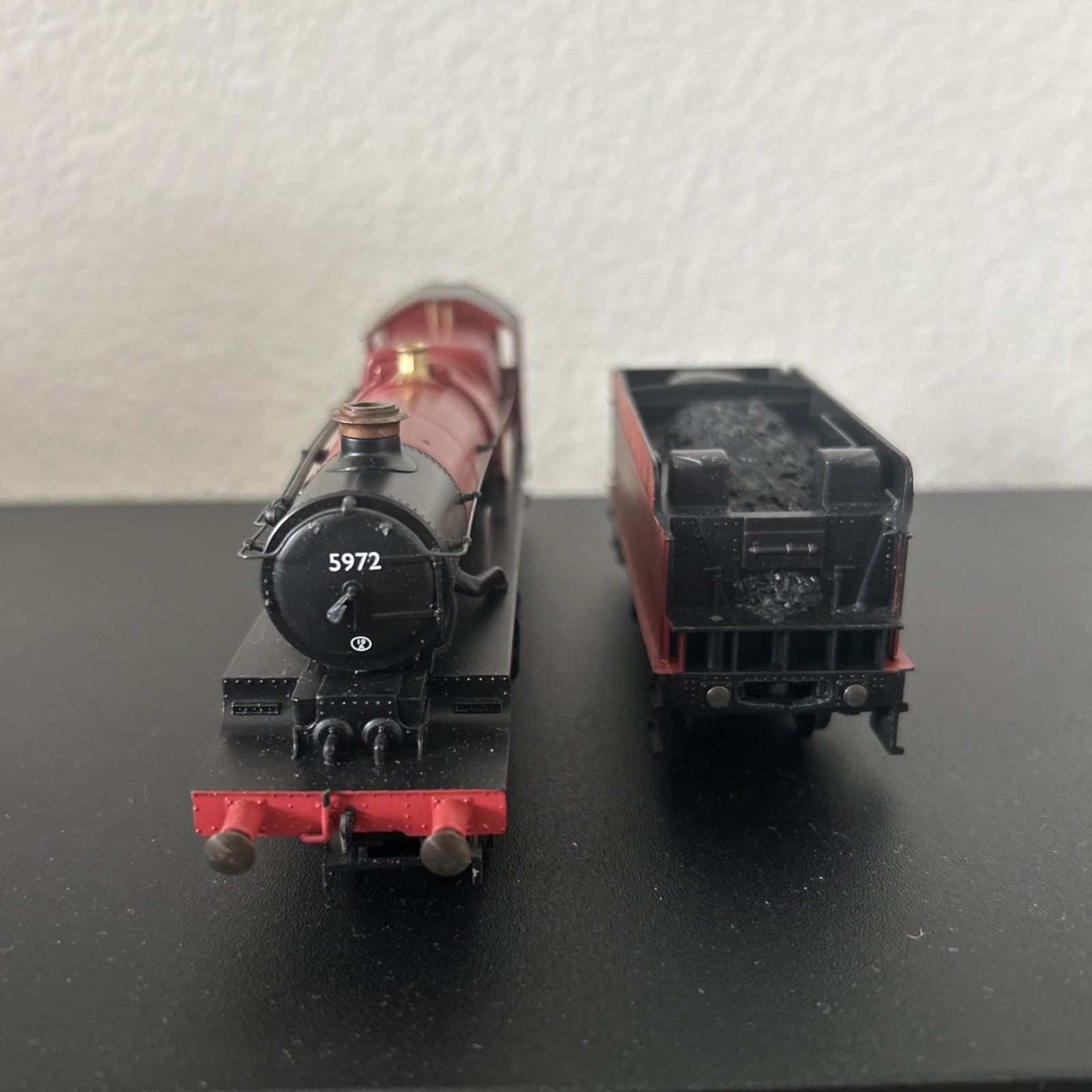 HORNBY- OO GAUGE 4-6-0 ‘HOGWARTS EXPRESS’ 5972 IN BR MAROON (UNBOXED)