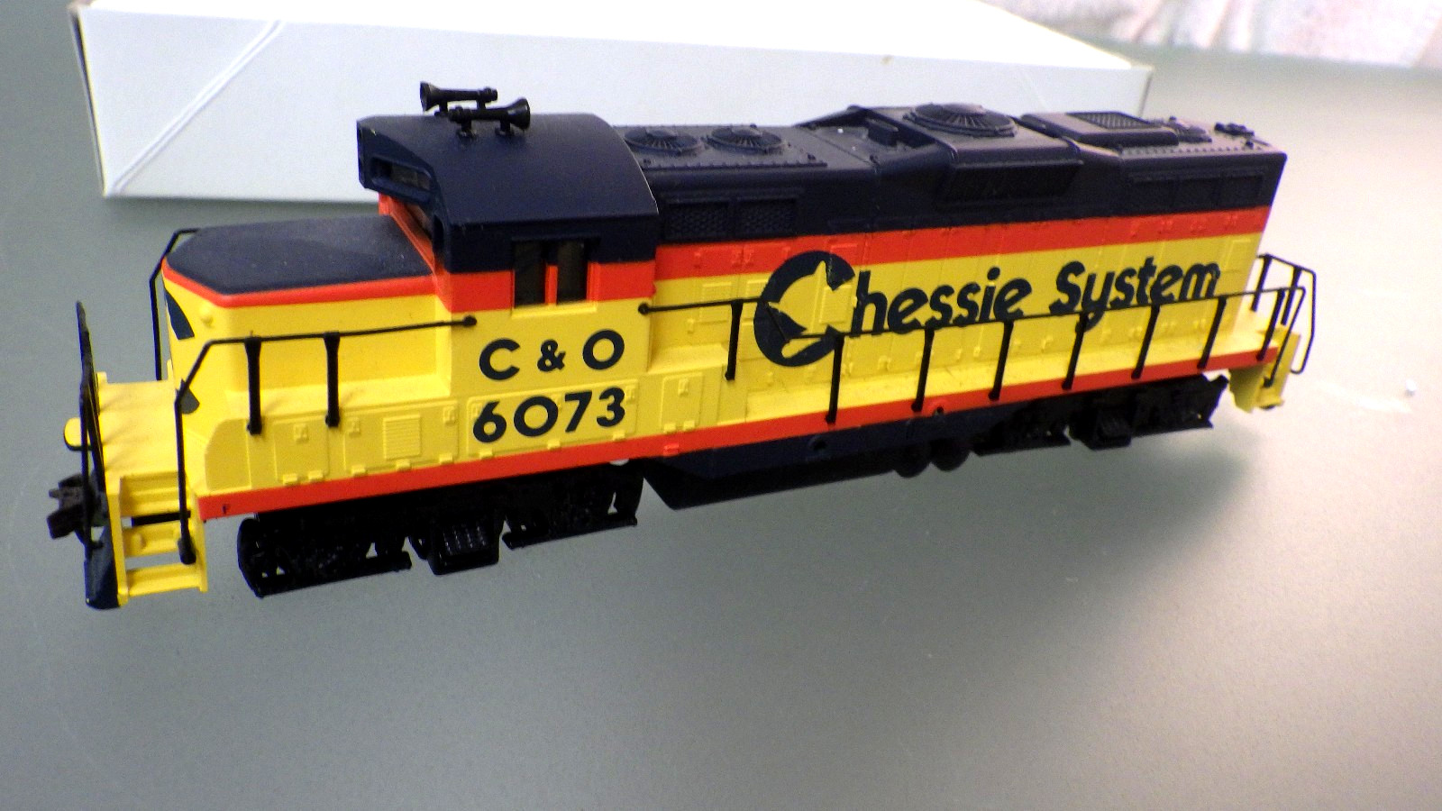 HO-Walthers 931-124 Trainline GP9M POWERED Locomotive in Box *C&O Chessie System