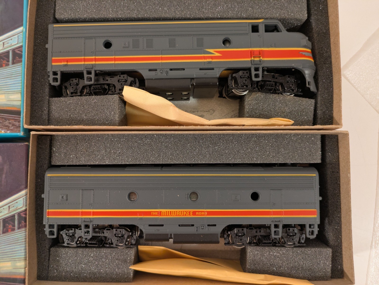 HO EMD F7A/F7B Set (Both Powered) Milwaukee Road DC NIB NOS # 3217/8