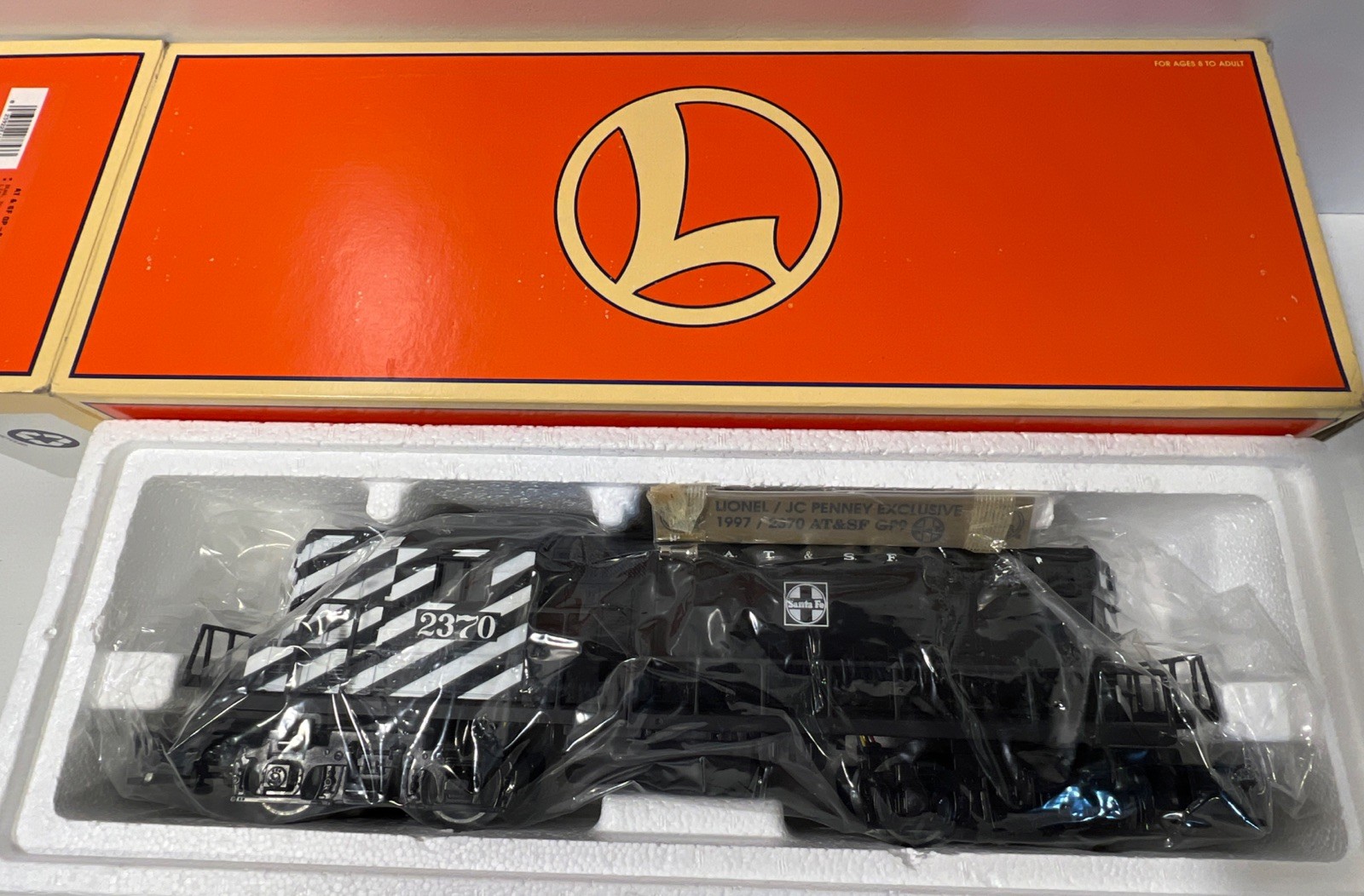 Lionel 18853 AT&SF JC Penney GP9 Diesel Engine Showcase Not Included EX In Box