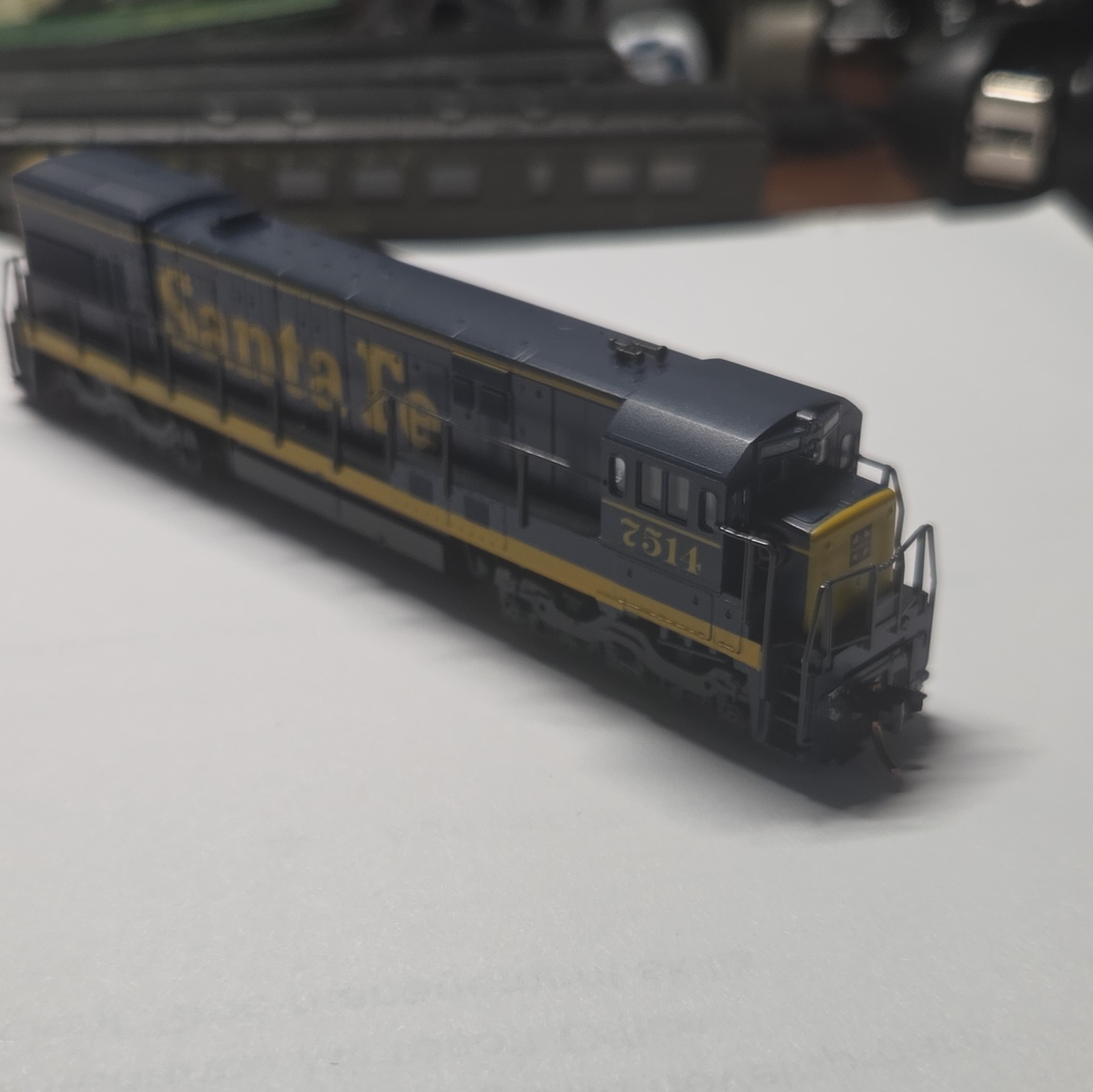 N Scale KATO 176-17D ATSF Santa Fe U30C Diesel Locomotive #7514