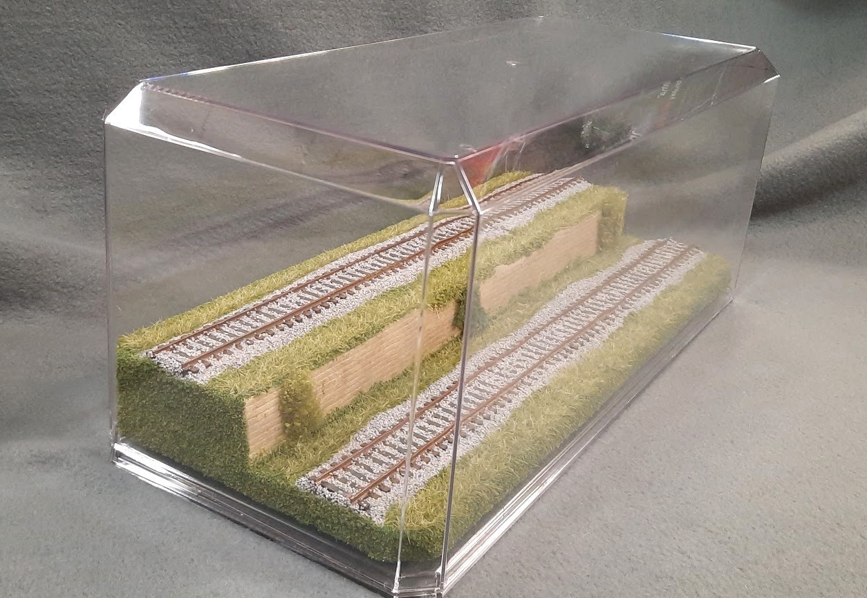 HO SCALE 16″ 2-LEVEL/2 TRACK “TALL GRASS-SUMMER SCENE” -DISPLAY CASE- FOR ALL HO