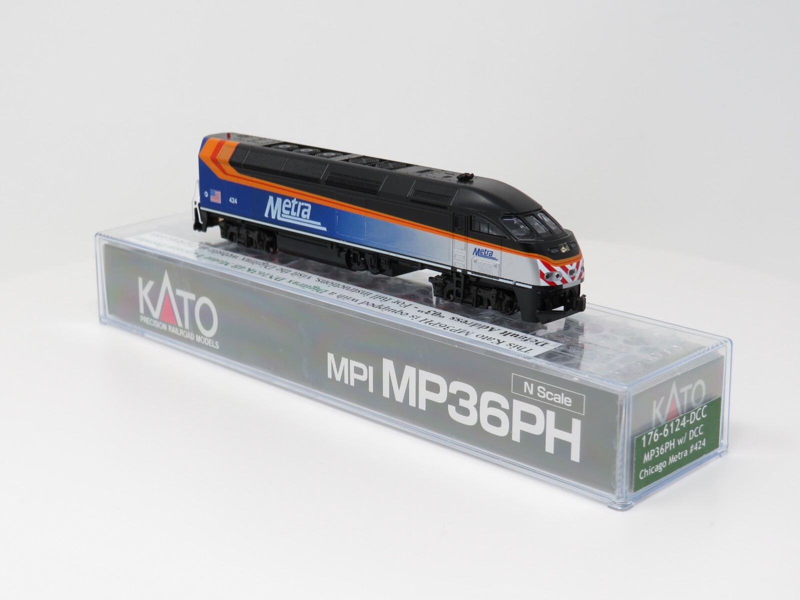 Kato N 176-6124-DCC Chicago Metra MP36PH Diesel Locomotive Commuter Passenger