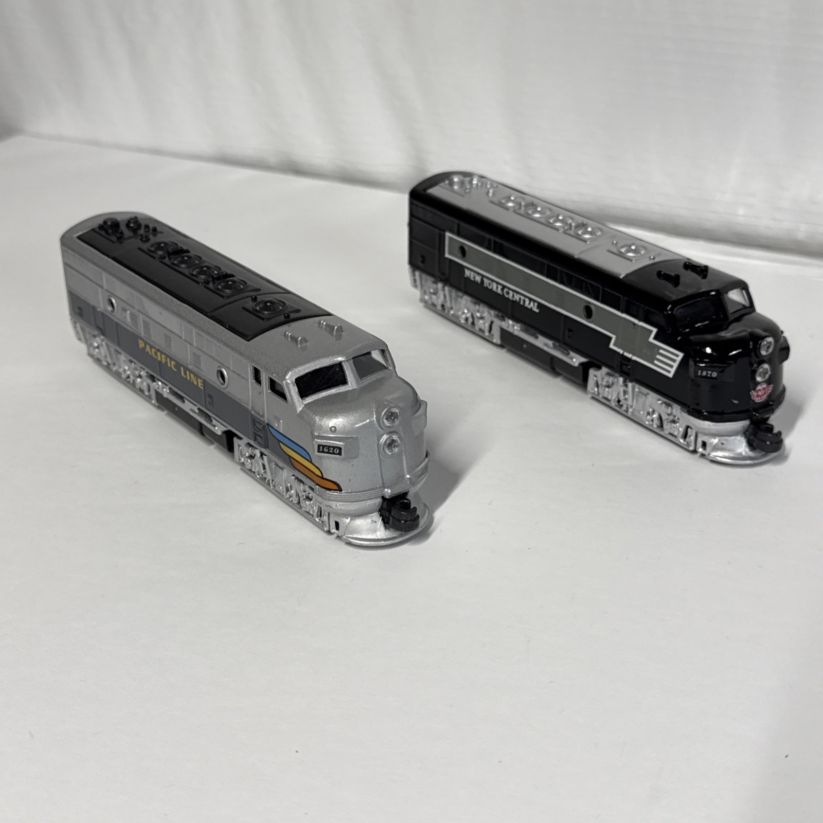 Pair Of Pull Back Plastic Diecast Train Diesel Engines Toys 6.5 Inch Length