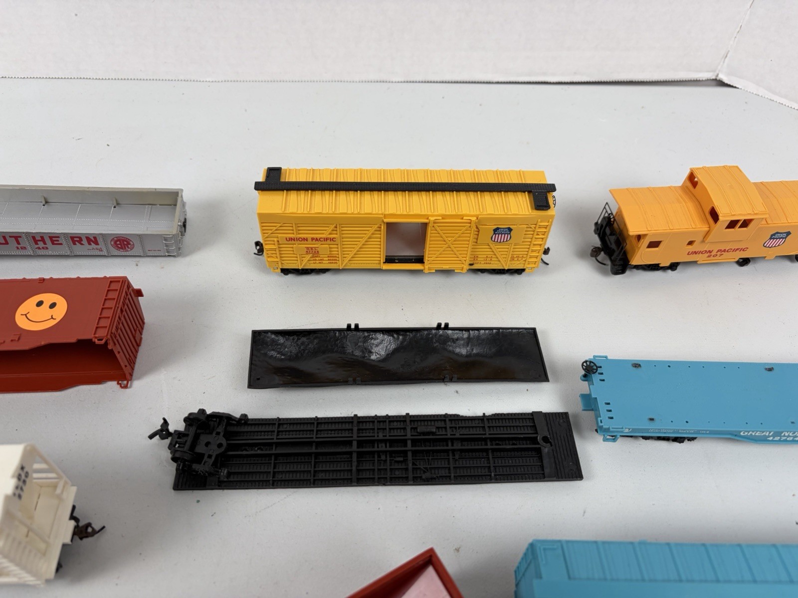 H/O Scale lot of boxcars Bachman And Locomotive As Is Parts Or Repair