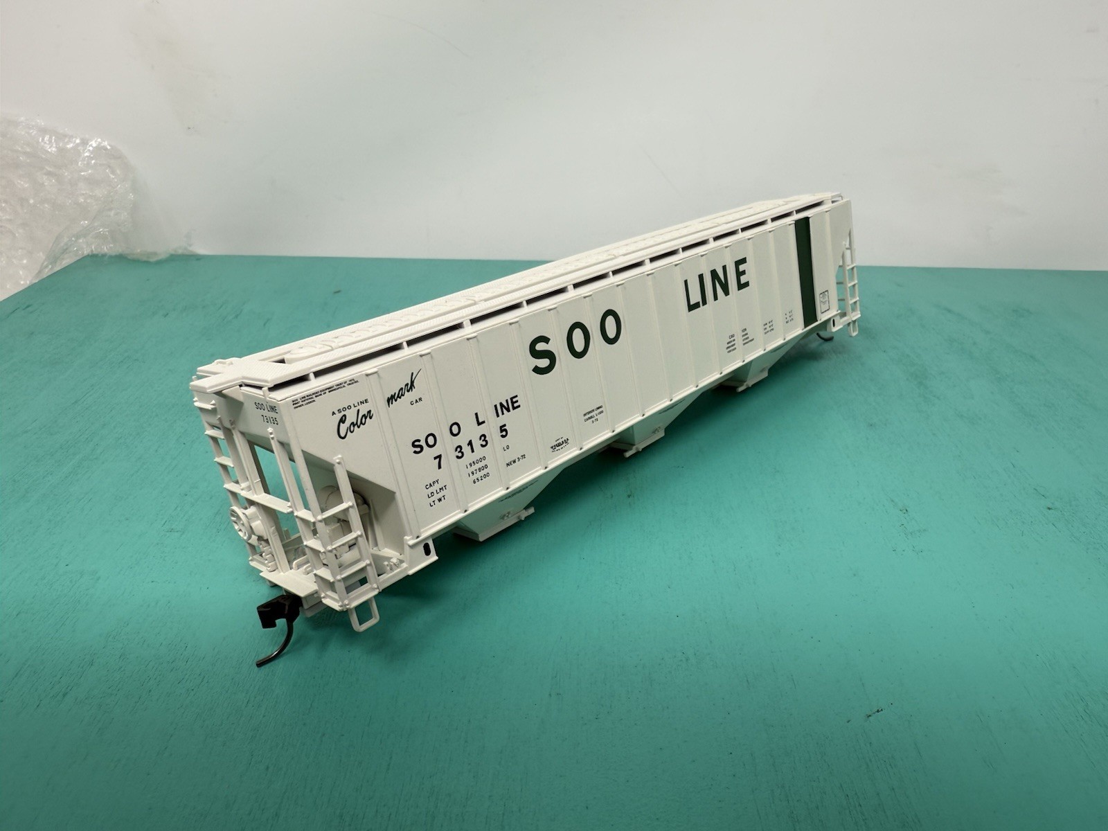 Atlas HO – 4750 Hopper – Missing Trucks No Package – SOO Line