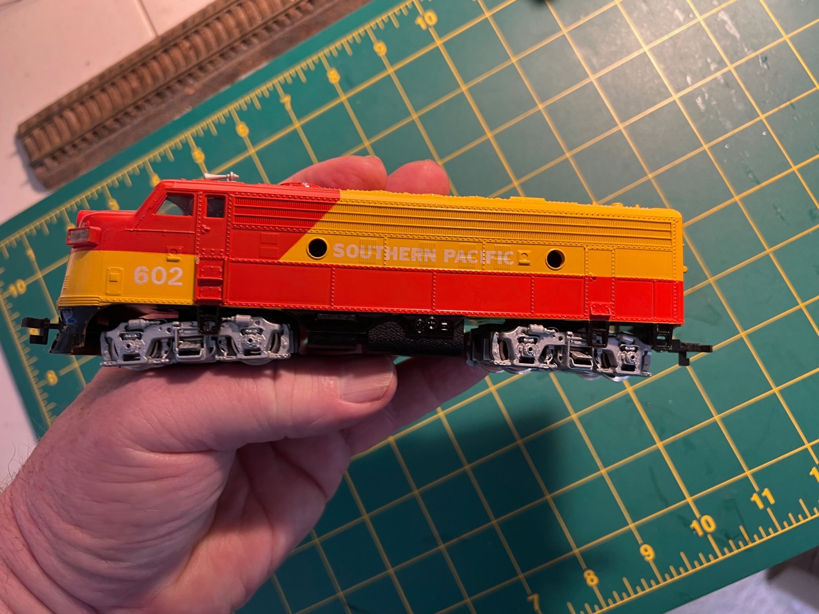 Bachmann HO F-9 diesel & Caboose Southern Pacific 602 Orange/Red Merger Scheme