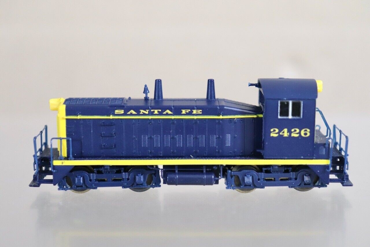 LIFE-LIKE 7500 SANTA FE AT&SF CLASS SW9 / 1200 DIESEL LOCOMOTIVE 2426 on