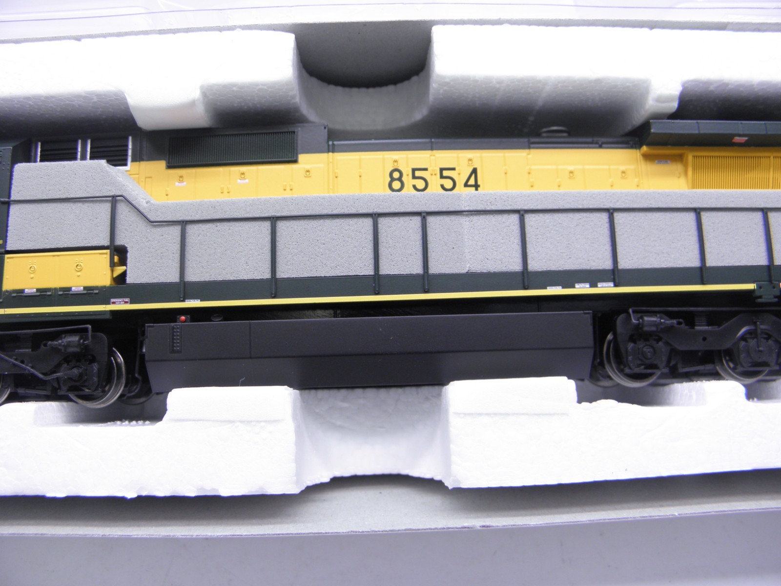 ATLAS MASTER SILVER DASH 8-40C LOCOMOTIVE – CNW #8554 HO SCALE – DCC PLUG