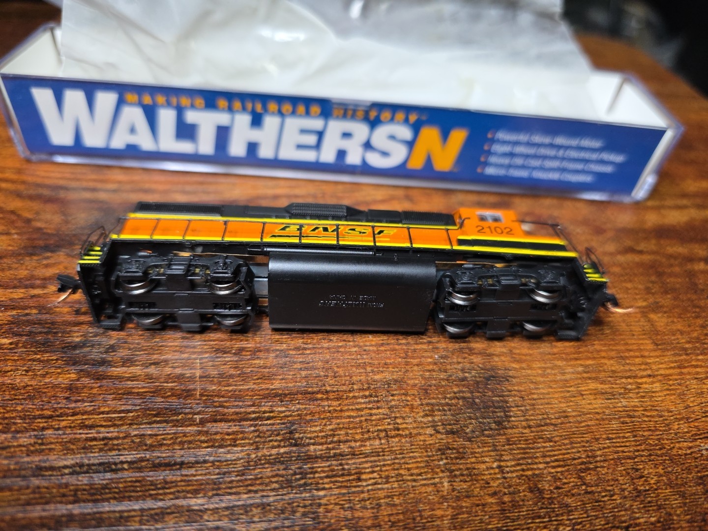Walthers N 929-50301 EMD GP38-2 BNSF 2102 DCC READY