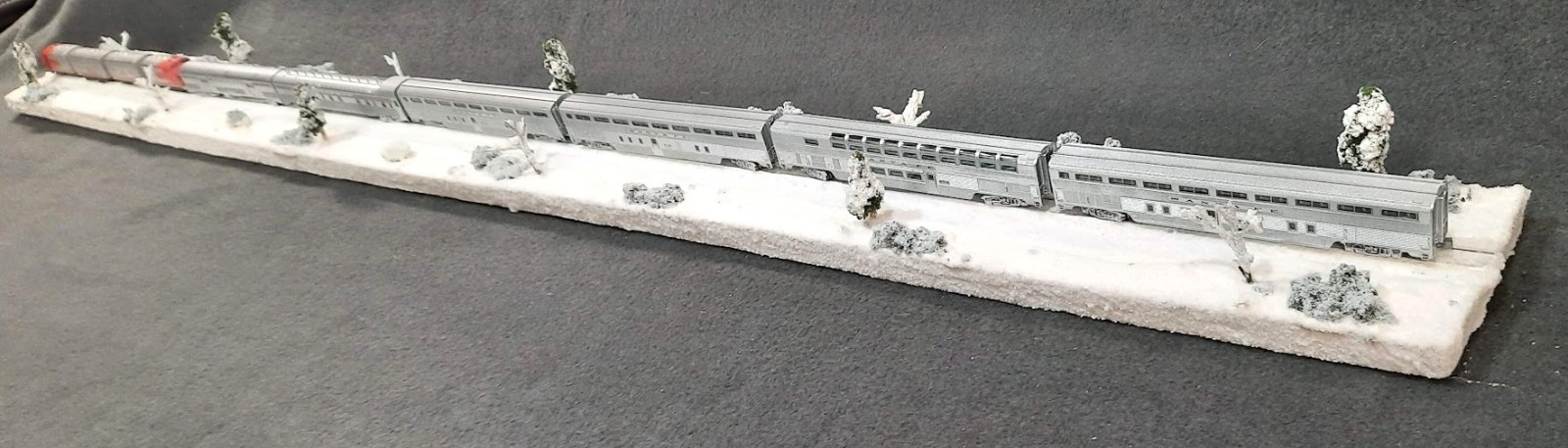 Z SCALE 36″ DISPLAY DIORAMA -“WINTER SNOW SCENE” – FOR ANY Z SCALE TRAINS