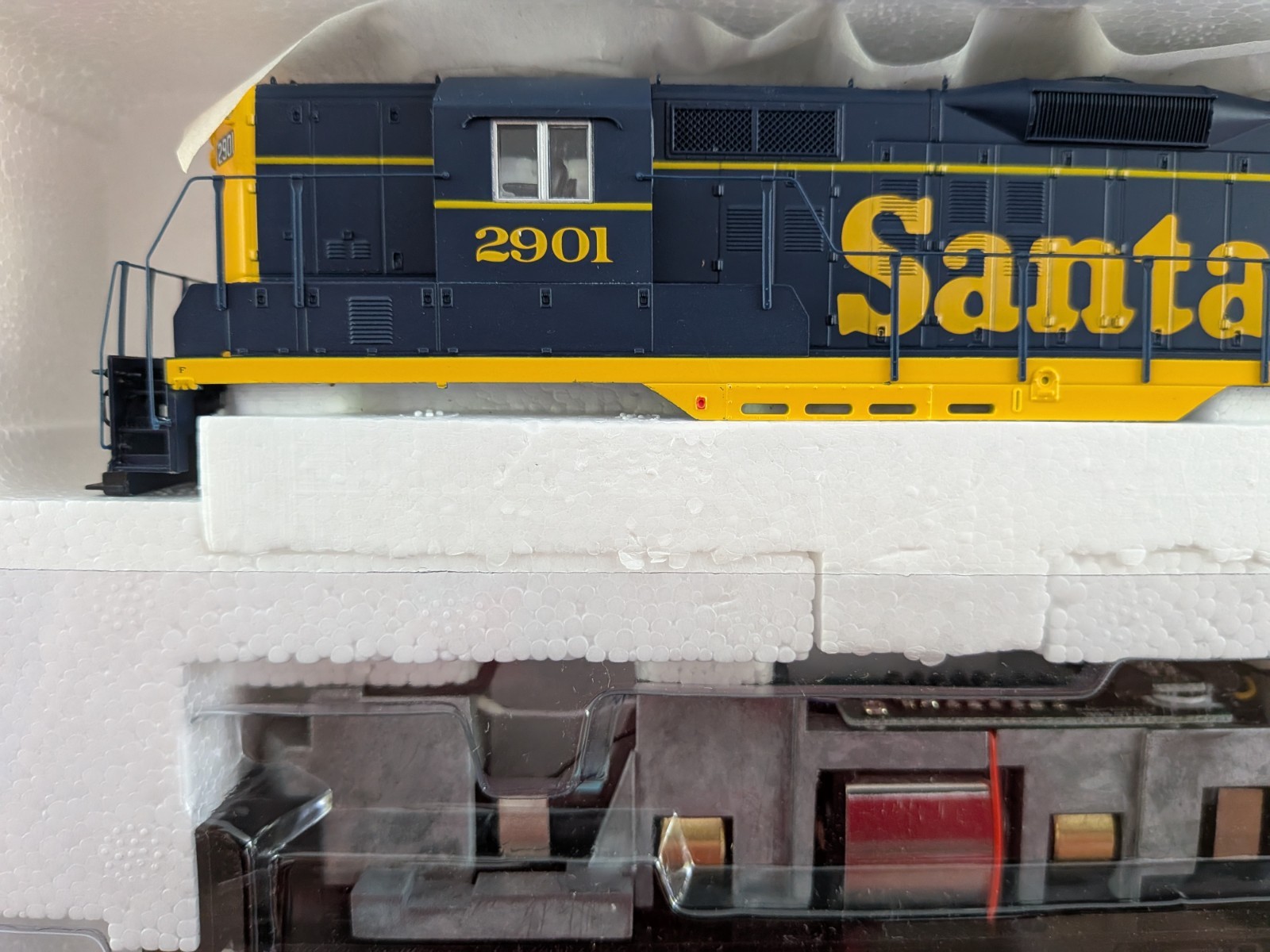 Proto 2000 HO GP9, Santa Fe #2901, Item #23697, DC Analog.