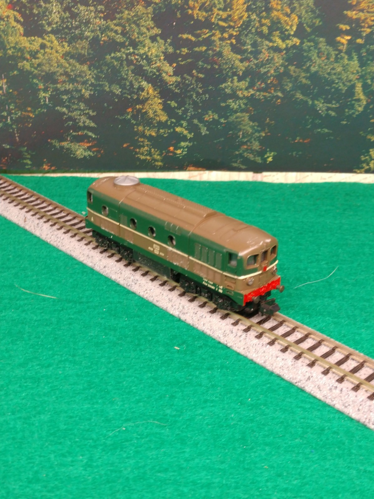 Lima N scale 4 axle diesel w/cabs at both ends of loco – Item #201 – NEW