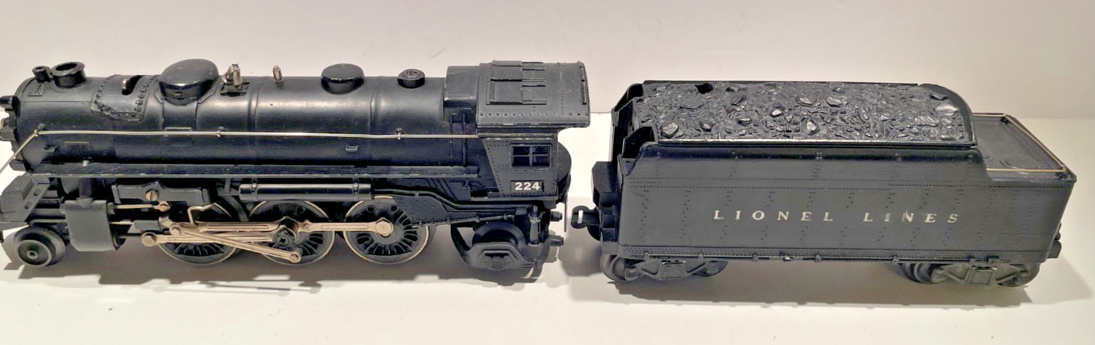 Vintage Lionel O Gauge 224 2-6-2 Steam Locomotive & Tender 2466W