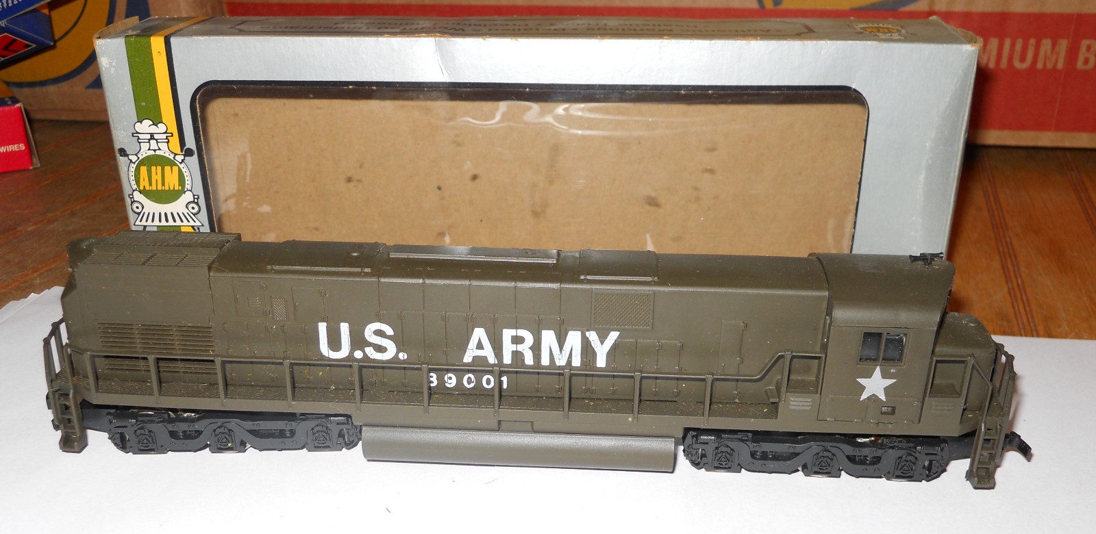 AHM ho U.S.ARMY DIESEL LOCOMOTIVE #89001 powered