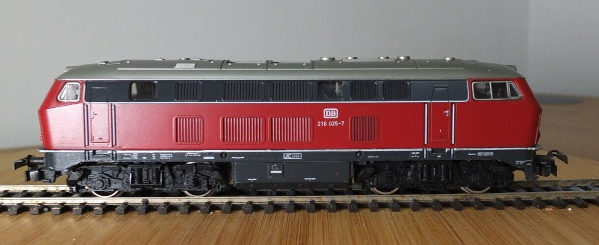 Marklin Hamo 8375 HO gauge DB BR 216 diesel locomotive in DB Red Livery