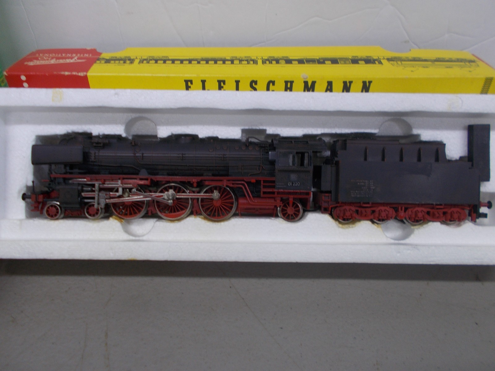 FLEISCHMANN ~ 4-6-2 LOCOMOTIVE # 01 220 & POWERED TENDER ~HO SCALE