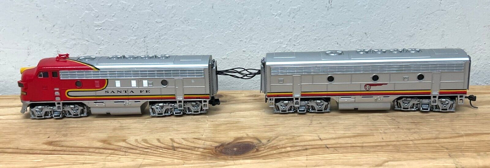 HO Scale Bachmann Santa Fe Train #390 wired w/ car (NOT SURE OF FUNCTIONALITY)