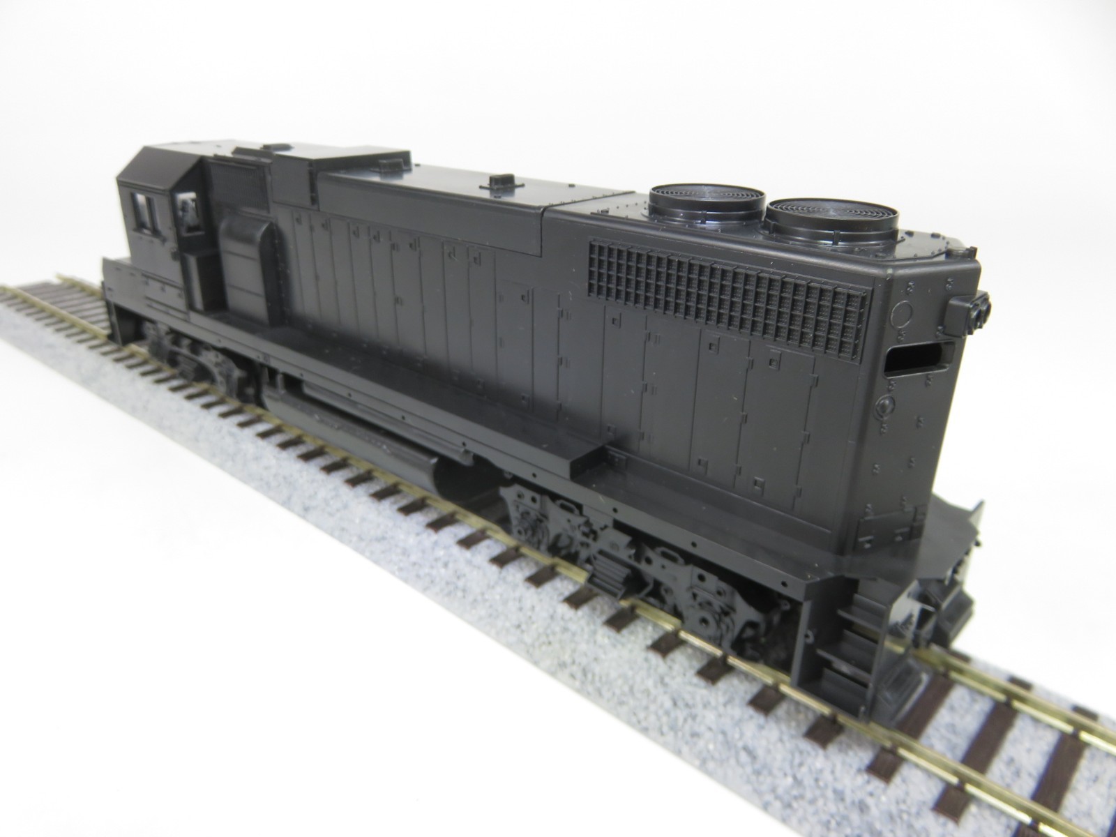 Athearn Blue Box 4662 HO Scale Undecorated EMD GP38-2 Diesel Locomotive Dummy