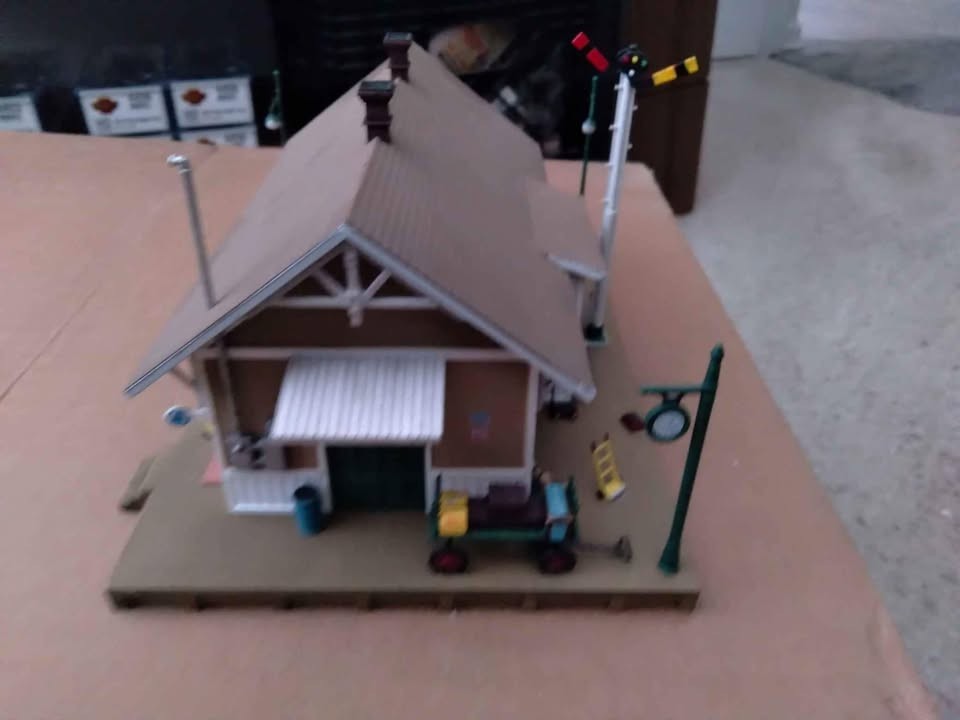 Woodland Scenics HO-Scale Dansbury Depot – Built-&-Ready Landmark Structures