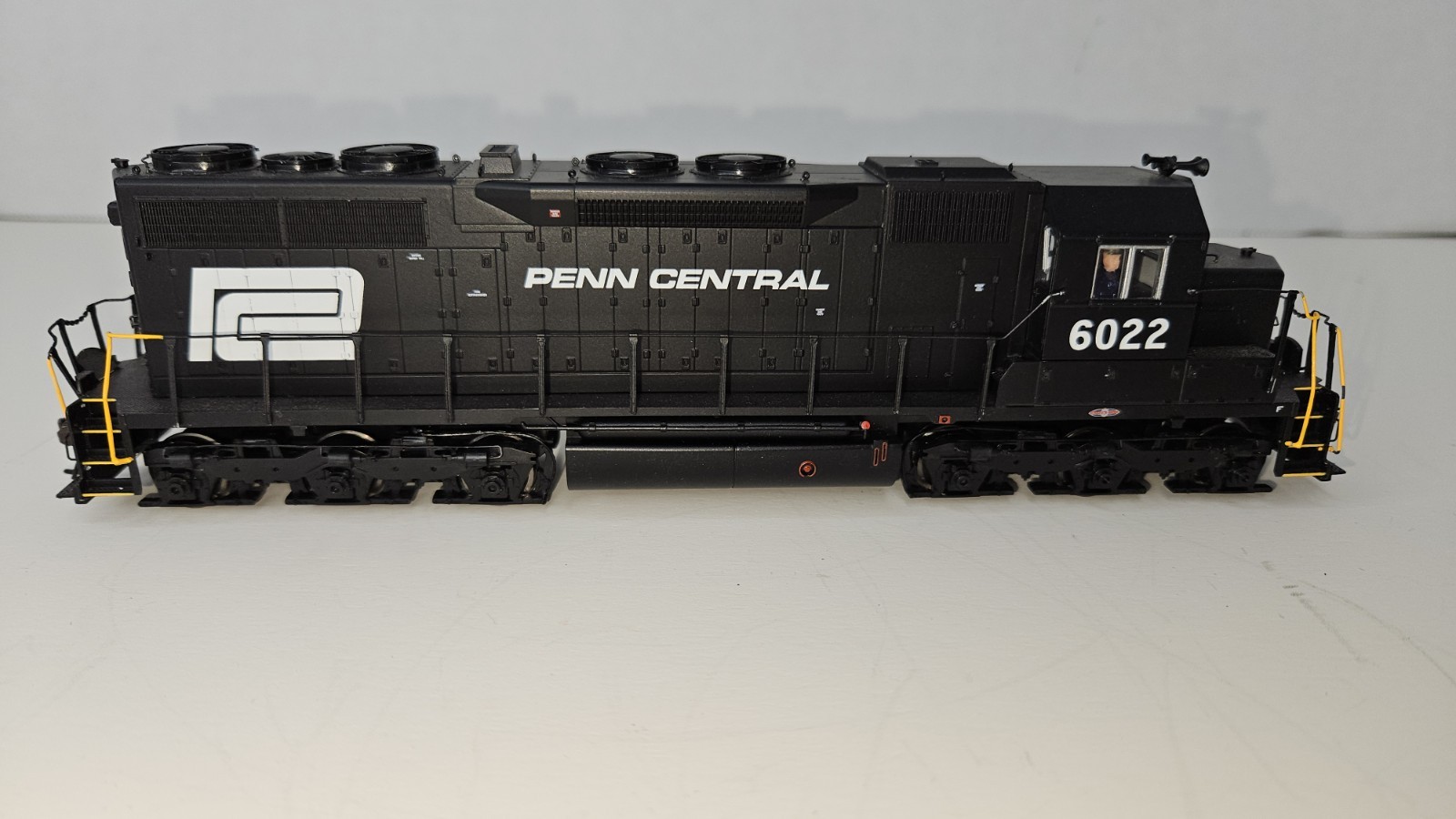 ATLAS MASTER Series Gold # 6022 HO SCALE PENN CENTRAL SDP-35 LOCOMOTIVE