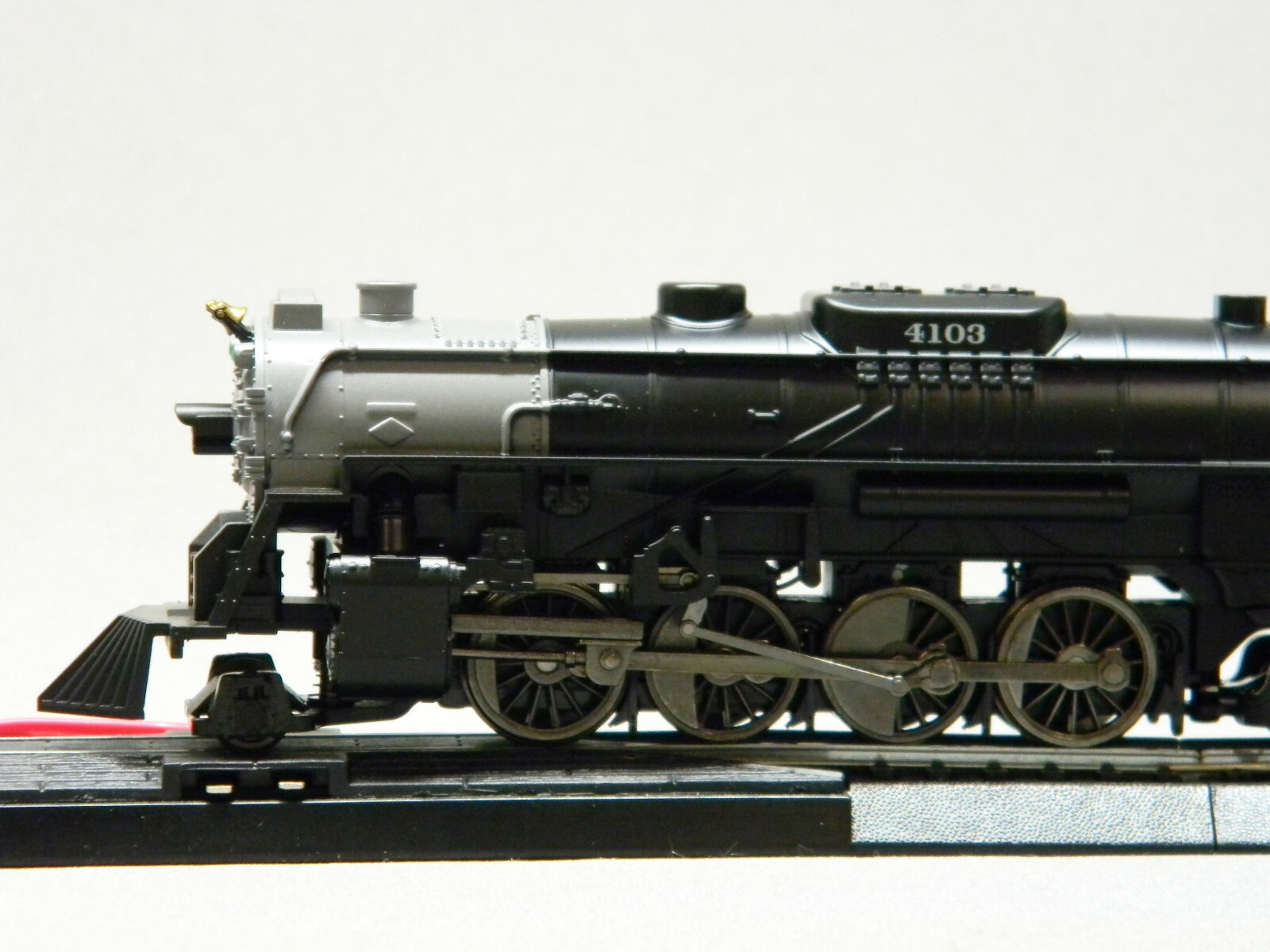LIONEL HO SCALE SANTA FE CAJON 2-8-4 REMOTE ENGINE/TENDER bluetooth 871811040-E