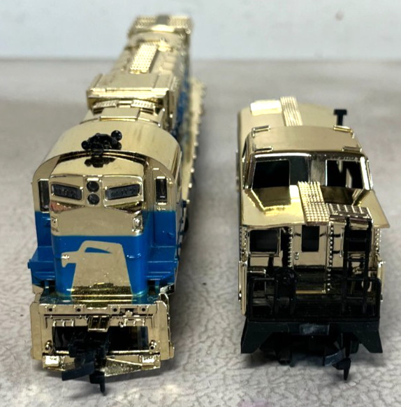 TYCO HO SCALE GOLDEN DIESEL LOCOMOTIVE & CABOOSE SET GOLD & BLUE