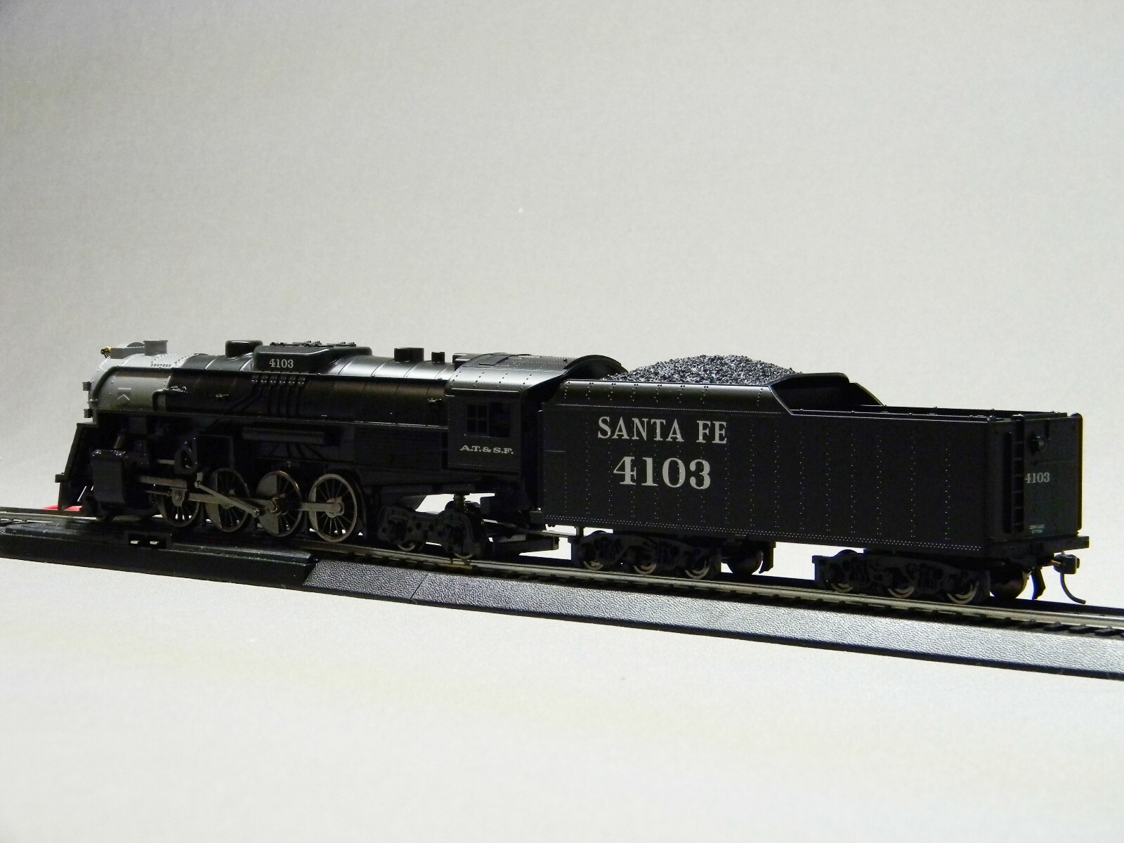 LIONEL HO SCALE SANTA FE CAJON 2-8-4 REMOTE ENGINE/TENDER bluetooth 871811040-E