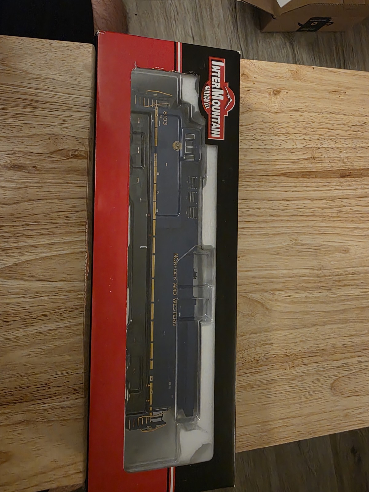 HO Scale Intermountain ES44AC Norfolk Southern 8103 “Norfolk And Western”…