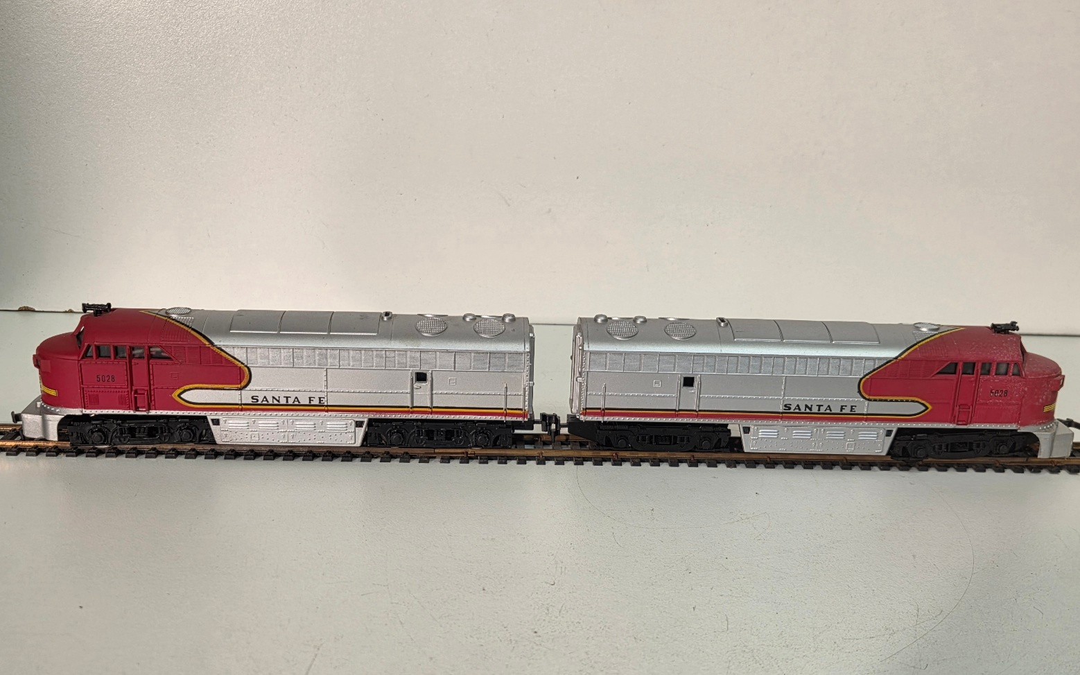 Vintage HO AHM Mehano Santa Fe FM C-Liner Diesel Power Locomotive + Dummy w/ OB