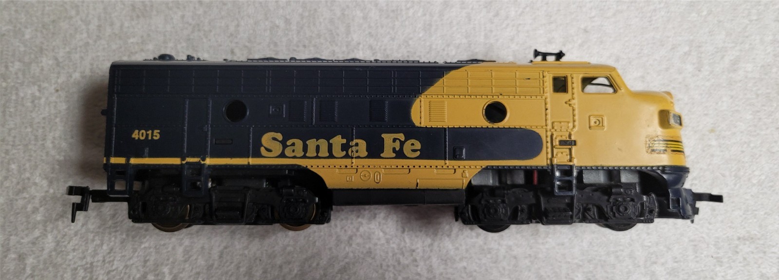 Tyco HO Santa Fe F7A Diesel #4015, Extra Clean and Strong, Blue & Yellow