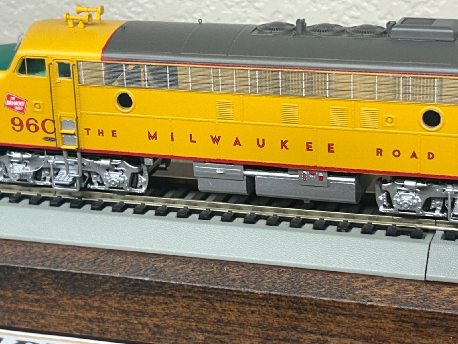MILWAUKEE ROAD YELLOW FP7A – C unit #96C – DCC / QUANTUM SOUND HO Scale NEW OOP