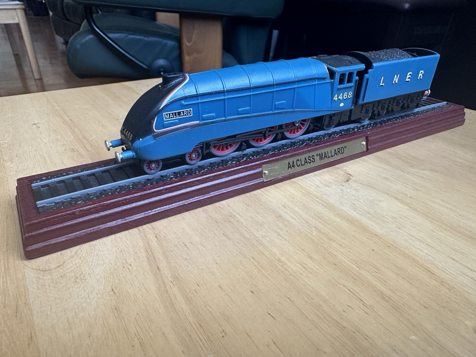 LNER A4 Class Mallard 4468 Steam Locomotive DC Analog w/ Tender and Track