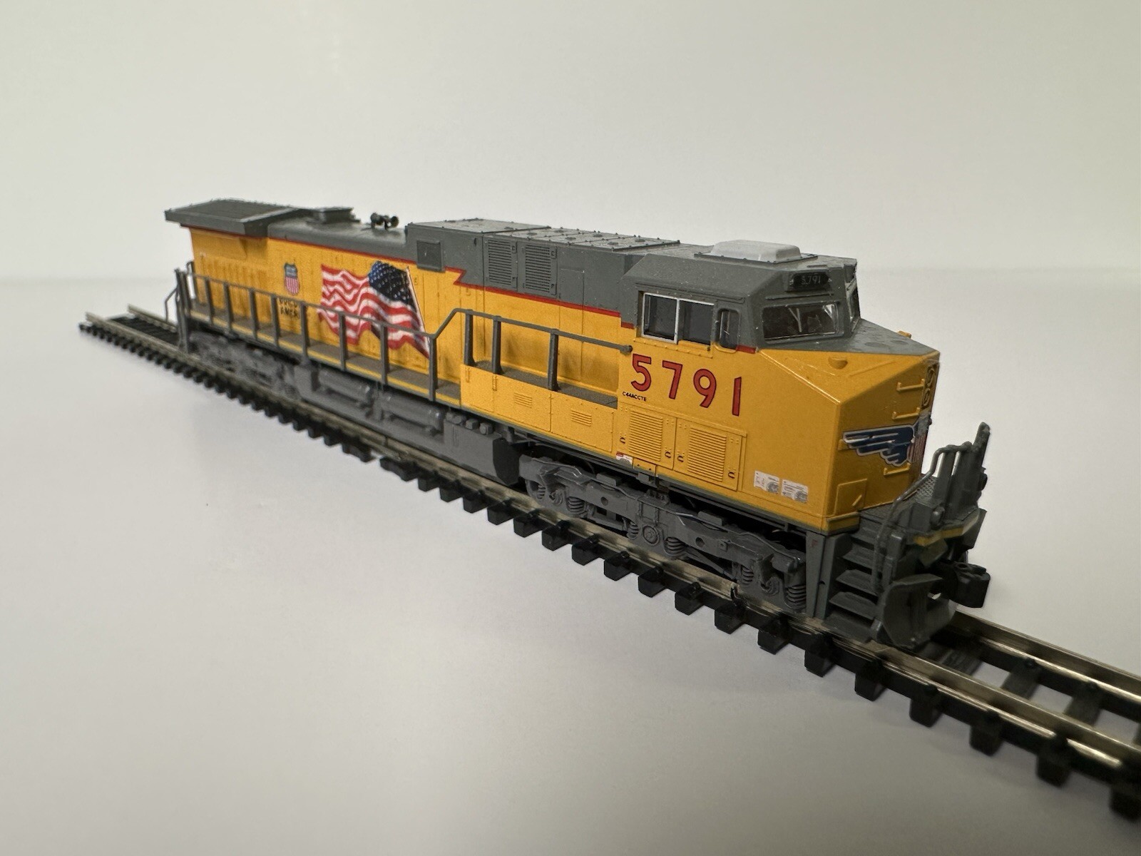 Kato N Scale – GE AC4400CW – UP # 5791 – Building America – With Flag – 176-7008