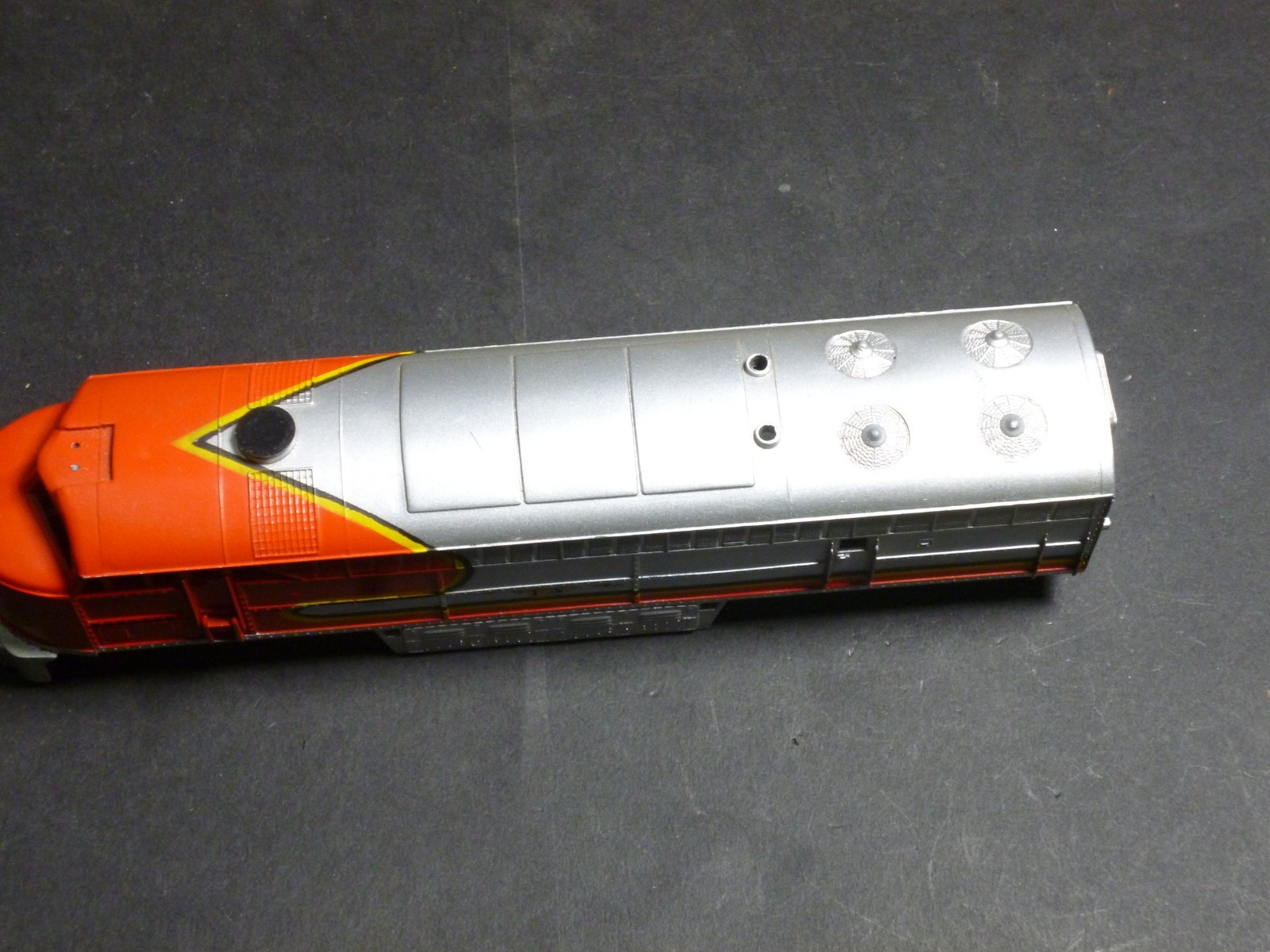 Ho AHM Diesel locomotive sharknose shell santa fe
