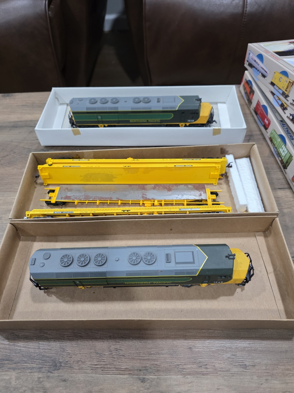 Walthers HO Scale Diesel Locomotive Gray/Yellow Model Railroad 1:87 Pre-built