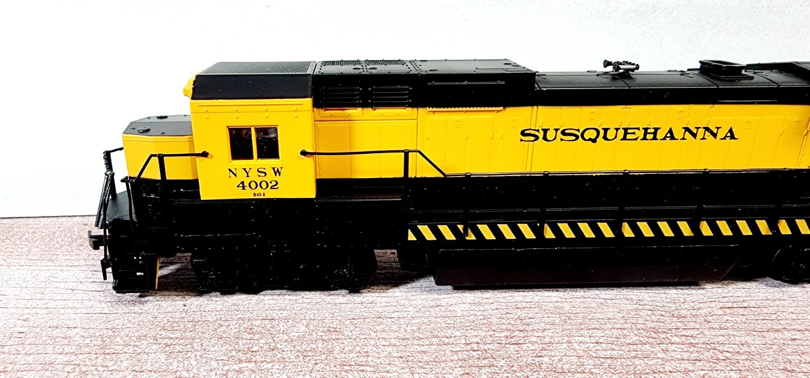 Walthers Trainline 931-173 New York Susquehanna RR GE Dash 8-40B 4002 Powered HO