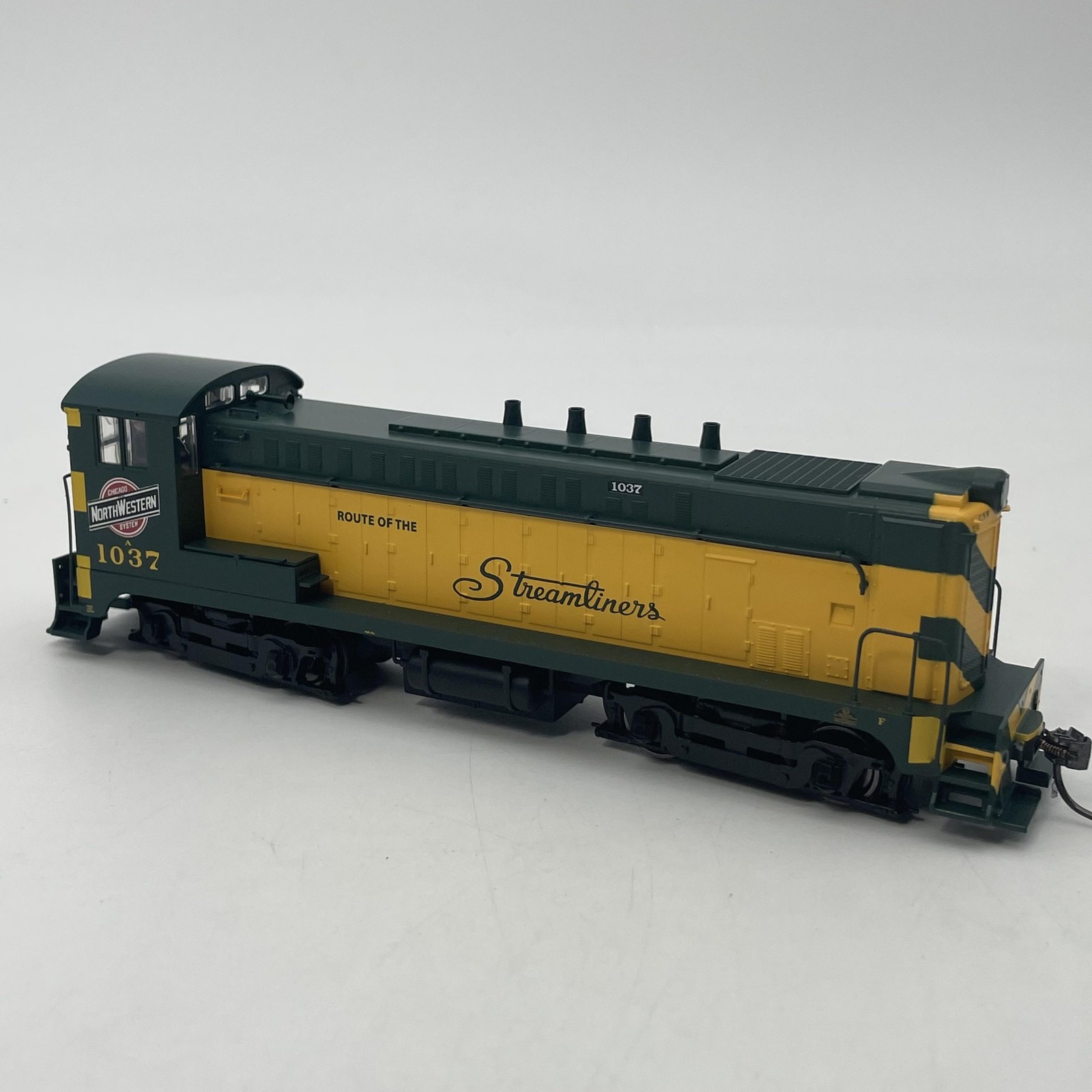 Bowser HO Scale Baldwin VO-1000 Diesel Locomotive C&NW 1037 Green 400 Lighted DC